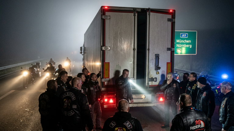 Nachtfahrt in die Hölle auf der A9: Als 20 Biker diesen LKW knackten, gefror ihnen das Blut. Der pure Wahnsinn!
