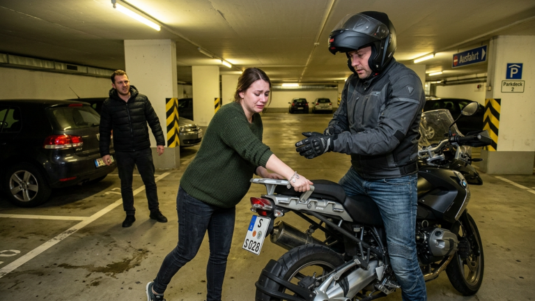 DER MANN SCHLUG DIE SCHWANGERE FRAU IN DER STUTTGARTER TIEFGARAGE WEIL SIE SEIN HANDY NICHT ZURÜCKGAB — DOCH ALS SIE SICH AM MOTORRAD FESTHIELT ERKANNTE DIE BIKERIN DAS ARMBAND AN IHREM HANDGELENK.