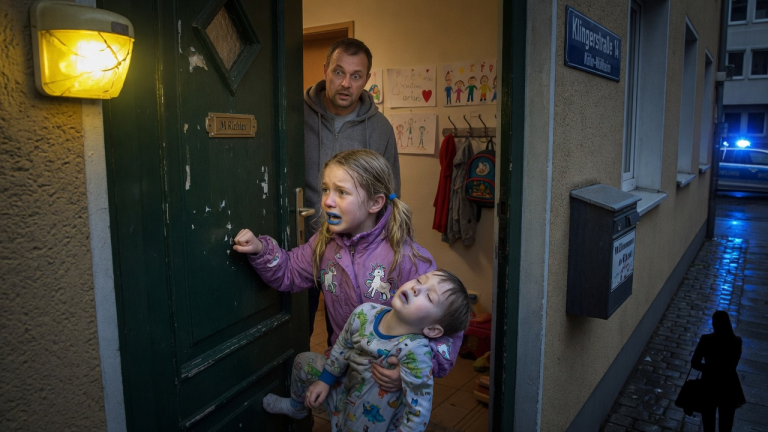 MEINE 7-JÄHRIGE TOCHTER KLOPFTE MIT BLAUEN LIPPEN AN DIE TÜR UNSERES NACHBARN IN KÖLN, IHREN BRUDER FAST BEWUSSTLOS IM ARM — UND IHR FLÜSTERN ZEIGTE MIR, WEN ICH JAHRELANG VERTRAUT HATTE