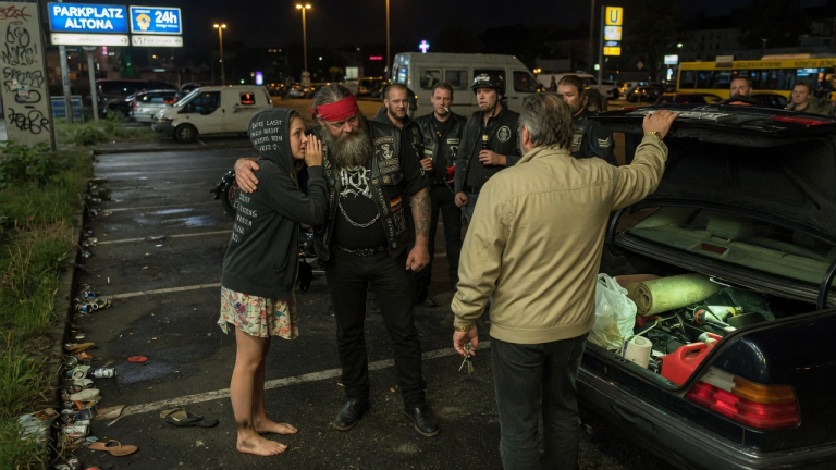 BITTE LASST MICH NICHT WIEDER IN SEIN AUTO“ — DAS BARFÜSSIGE MÄDCHEN FLÜSTERTE ES AUF EINEM HAMBURGER PARKPLATZ DEM BIKER-ANFÜHRER ZU, WÄHREND DER FREMDE MANN DEN KOFFERRAUM ÖFFNETE