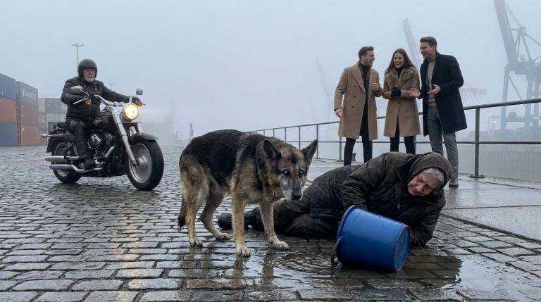 Eine Gruppe von Touristen lachte eine Reinigungskraft am Hamburger Hafen aus und schubste sie an der Schulter, sodass der Wassereimer umkippte und das Wasser über ihre Schuhe lief. Ein Biker, der gerade in der Nähe getankt hatte, kam sofort herüber. Er nannte sie „Mutter“. Als mehr als zehn Motorräder hinter ihm heranrollten, entschuldigte sich die Touristengruppe panisch