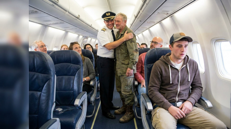 EIN JUNGER MANN TRAT DEM ALTEN VETERANEN IM FLUGZEUG GEGEN DAS BEIN, WEIL ER BEI DER SUCHE NACH SEINEM SITZ LANGSAM GING. ER MACHTE SICH ÜBER DIE ABGETRAGENEN SCHUHE DES ALTEN MANNES LUSTIG. DOCH ALS DER CHEFPILOT HERAUSTRAT, IHN FEST UMARMTE UND IHN DEN HELDEN NANNTE, DER EINST SEINE GANZE EINHEIT GERETTET HATTE, VERSCHWAND DAS LÄCHELN DES JUNGEN MANNES SOFORT.