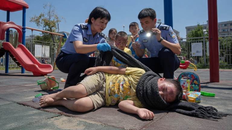 Das kleine Kind, das trotz der sengenden Sonne einen dicken Winterschal trug und niemanden in seine Nähe ließ, kollabierte auf dem Spielplatz. Als die Polizei den Schal löste, fanden sie dunkle blaue Flecken und Striemen am Hals – der stumme Beweis für monatelange Misshandlungen zu Hause.