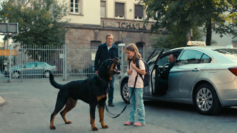 MEIN ROTTWEILER ZOG EIN KLEINES MÄDCHEN VOR DEM SCHULTOR IN MÜNCHEN HEFTIG VOM TAXI WEG. DER FAHRER STIEG AUS, TRAT GEGEN DIE LEINE UND SAGTE, DER HUND MACHE KINDERN ANGST. DOCH DAS MÄDCHEN UMKLAMMERTE IHREN RUCKSACK UND WEINTE: „MEINE MUTTER HAT NIE EIN TAXI BESTELLT.“ MIR LIEF ES EISKALT DEN RÜCKEN HINUNTER.
