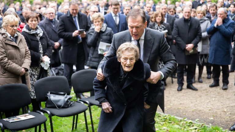 BEI DER BEERDIGUNG IN HAMBURG STIEẞ DER ÄLTESTE SOHN SEINE ALTE MUTTER AUS DER ERSTEN REIHE, WEIL ER ANGST HATTE, SIE KÖNNTE IHN VOR DEN EHRENGÄSTEN BESCHÄMEN. DOCH ALS DER ANWALT DAS TESTAMENT ÖFFNETE, ERSTARRTE DIE GANZE FAMILIE: DER VATER HATTE IHR DAS GESAMTE VERMÖGEN HINTERLASSEN. DER ÄLTESTE SOHN WURDE NOCH VOR ALLEN GÄSTEN ENTERBT.