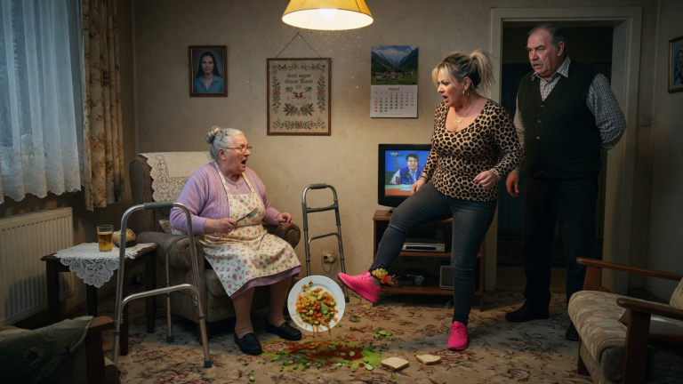 „ISS VOM BODEN, DU ALTE SCHACHTEL“ — MEINE SCHWÄGERIN TRAT DEN TELLER MIT DEM ESSEN MEINER 79-JÄHRIGEN MUTTER MITTEN IM ZIMMER WEG … DOCH DANN SAGTE EINE TIEFE STIMME HINTER IHR: „HEB IHN AUF.“