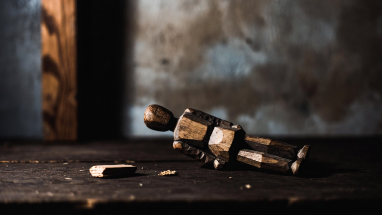 DER VERRÄTER ZERTRAT DIE KLEINE HOLZFIGUR, DIE DER JUNGE JEDE NACHT IN DEN ARMEN HIELT … DOCH AUF DER UNTERSEITE WAR DAS ZEICHEN DES MANNES EINGERITZT, DER IHN EINST GERETTET HATTE.