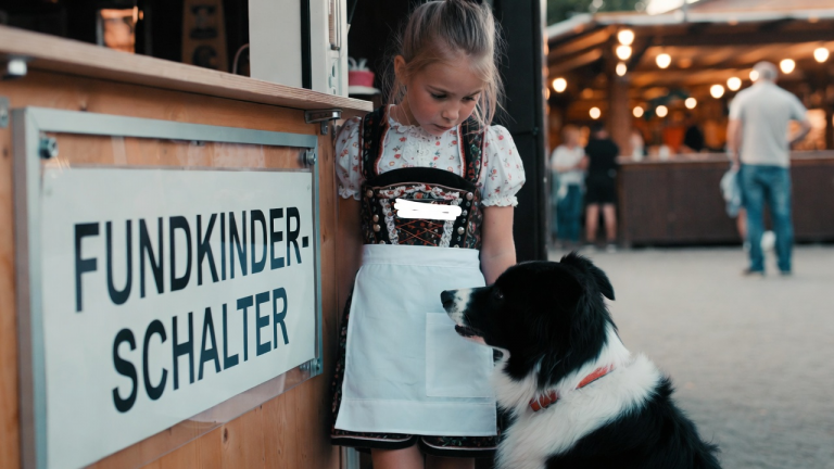 DER BORDER COLLIE ZOG DAS KLEINE MÄDCHEN VOM FUNDKINDER-SCHALTER AUF DEM OKTOBERFEST WEG … WEIL DAS NAMENSSCHILD AUF IHRER KLEIDUNG ÜBERKLEBT WORDEN WAR.