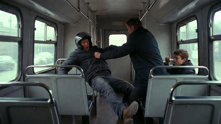DER FAHRER STIESS DEN BIKER AUS DEM BUS, DOCH DER JUNGE AUF DEM LETZTEN SITZ GAB HEIMLICH EIN HILFEZEICHEN.