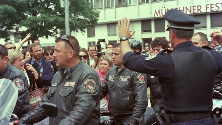 DIE POLIZEI STOPPTE DIE GANZE BIKERGRUPPE VOR DEM MÜNCHNER FEST, WEIL MAN SIE FÄLSCHLICH FÜR EINE GEFÄHRLICHE GANG HIELT, DOCH EINE MUTTER IN DER MENGE BRACH PLÖTZLICH IN TRÄNEN AUS, ALS SIE DAS ABZEICHEN AUF IHREN JACKEN SAH.