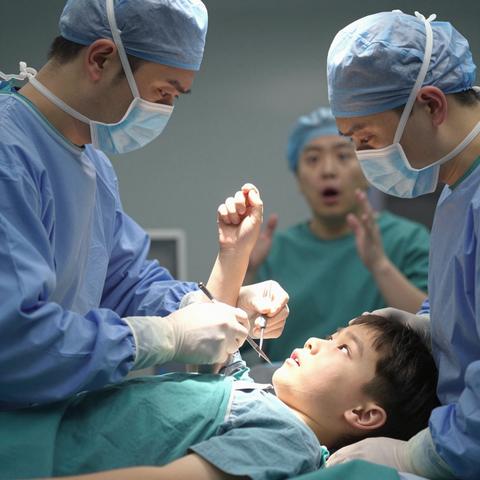 I Was Seconds Away From Making An Incision On A 5-Year-Old Boy… Until He Suddenly Opened His Eyes, Grabbed My Wrist, And Whispered Three Words That Froze The Entire Operating Room. – storyteller
