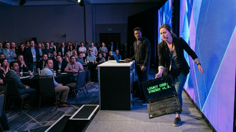 Die Chefin Eines Tech Events Riss Den Alten Laptop Des Schwarzen Programmierers Vor 87 Gästen Vom Tisch Und Schmetterte Ihn Gegen Die Led Wand Weil Sie Dachte Er Hätte Sich In Den Vip Bereich Geschlichen — Bis Auf Dem Gebrochenen Display Ein Alter Programmname Auftauchte Und Der Ganze Saal Verstummte