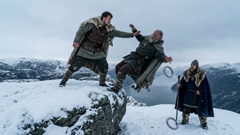 DER VIKING-SOHN WARF SEINEN EIGENEN VATER VOM SCHNEEFELSEN — DOCH DER ALTE MANN LIEẞ IM FALL DEN SCHWURRING FALLEN, UND ER LANDETE DIREKT VOR DEM KÖNIG.