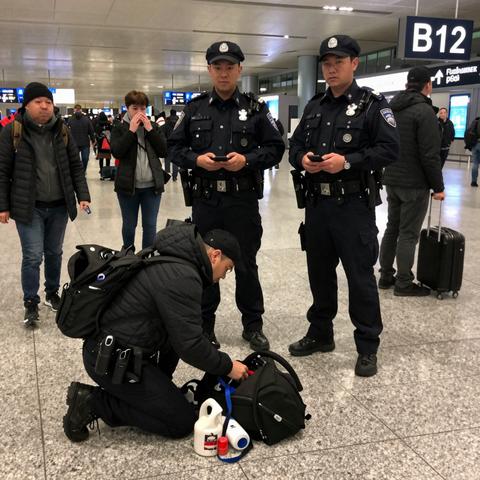 At Gate B12, They Made a Black Passenger Empty His Bag Onto the Floor—7 Minutes Later, Boarding Was Completely Frozen