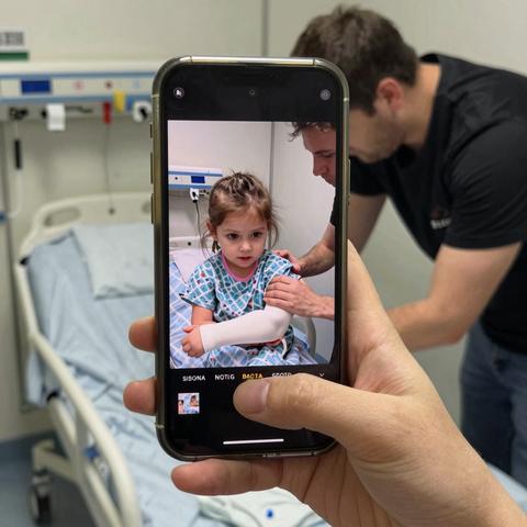 A 5-Year-Old Girl in ER Room 3 Refused to Let Anyone Touch Her Arm Cast for 18 Minutes — Until We Finally Cut It Open