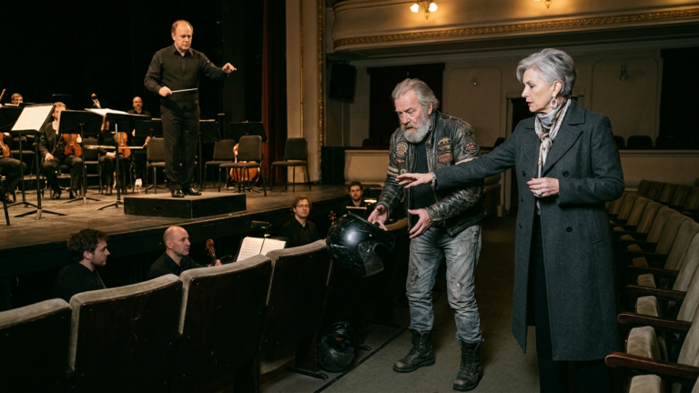 DER REICHE KUNSTMÄZEN SCHLUG DEM ALTEN BIKER VOR DER THEATERPROBE DEN HELM AUS DER HAND — DOCH ALS DER HELM UNTER DIE ERSTE REIHE ROLLTE WURDE DER DIRIGENT STILL WEGEN DES ZETTELS IM FUTTER