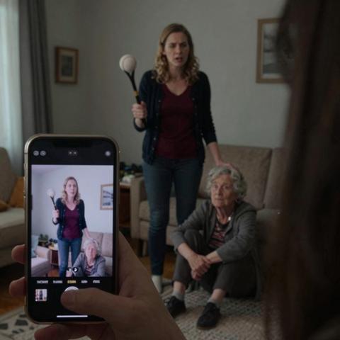 REGRESÉ SIN AVISAR Y VI A MI ESPOSA GOLPEANDO CON UN BATE DE BÉISBOL EL ESTÓMAGO DE MI MAMÁ DE 90 AÑOS, Y LUEGO PEGÁNDOLE EN EL HOMBRO PORQUE ELLA ESTABA PROTEGIENDO A MI HIJO. MI MAMÁ CAYÓ SENTADA AL SUELO, PERO AUN ASÍ USÓ SU CUERPO PARA CUBRIR AL NIÑO. CUANDO MI HIJO LEVANTÓ LA MIRADA Y DIJO: “PAPÁ, MAMÁ TAMBIÉN HIZO LO MISMO AYER”… TODA LA CASA SE QUEDÓ MUDA.