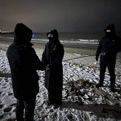 The Cruel Count Dragged The Masked Slave To The Freezing Sea For Sacrifice—But When The Black Waves Pulled Back, The Water Revealed A Lost Royal Crown Buried Right Beneath Her Feet