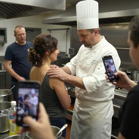 AZOTÓ UN SARTÉN DE HIERRO CONTRA LA ESTUFA Y EMPUJÓ A MI ESPOSA EN LA COCINA… PERO LO QUE HICIERON MIS COCINEROS DESPUÉS ME DEJÓ SIN PALABRAS