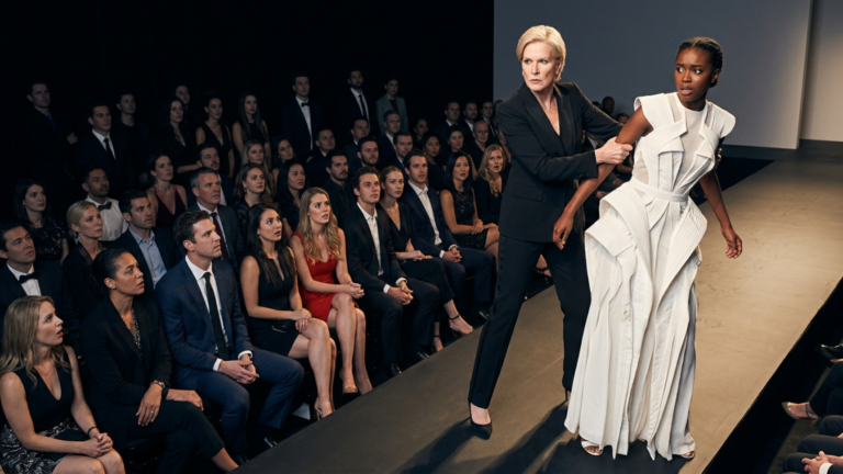 DIE CHEFIN EINER MODEGALA RISS DAS SCHWARZE MODEL VOR 74 GÄSTEN VOM LAUFSTEG WEIL SIE SAGTE DIESES KLEID SEI NICHT FÜR SIE GEMACHT — BIS DIE DESIGNERIN DAS ETIKETT IM RÜCKEN SAH UND DIE MUSIK SOFORT STOPPTE