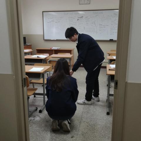 As the 10 AM patrol guard, seeing an 18-year-old girl forced to her knees—displaying a “compliance” stance identical to combat hostages—made me quietly lock the classroom door. – storyteller