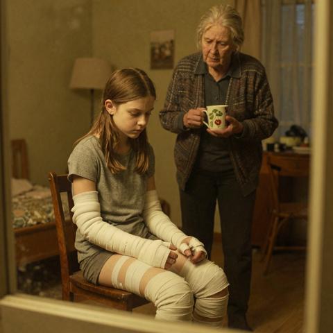The Aunt Swore The Filthy Bandages On The 6-Year-Old’s Hands Were Strictly For “Religious Reasons.” But When I Asked The Trembling Girl To Wiggle Her Fingers, The Aunt’s Pure, Unadulterated Panic Told Me I Had Just Uncovered A Monster. – storyteller