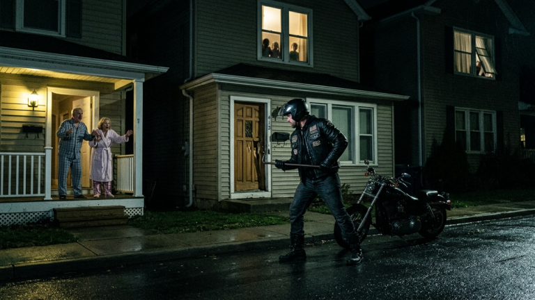 DIE NACHBARN SCHRIEN ALS DER BIKER UM ZWEI UHR MORGENS DIE TÜR DES HAUSES AUFBRACH IN DEM DIE KINDER ALLEIN WAREN — DOCH DANN HÖRTE MAN OBEN DAS KLIRREN EINES FREMDEN FENSTERS.